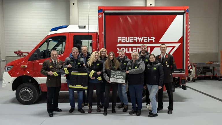 Gruppenfoto mit Feuerwehr und Spende